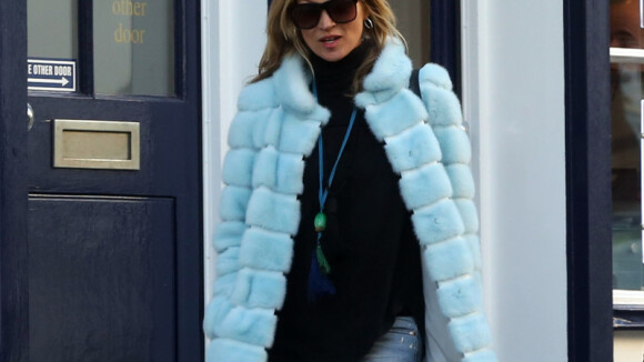 Kate Moss passeia de casaco de pele azul acompanhada do marido, Jamie Hince