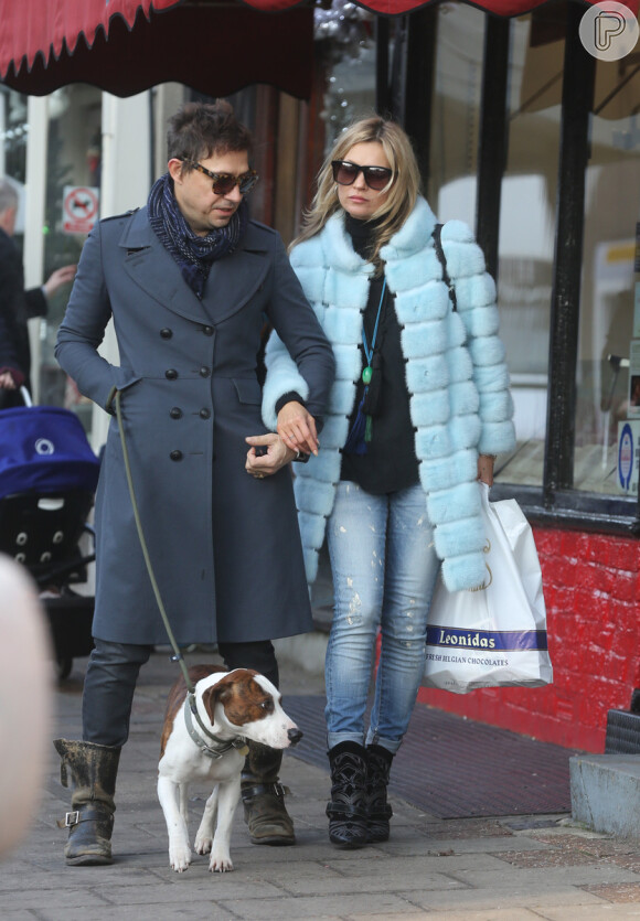 Kate Moss e Jamie Hince passeiam pelas ruas londrinas, em 12 de dezembro de 2012