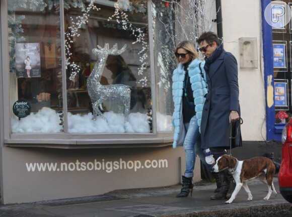 Kate, Jamie e o animal de estimação passeiam por Londres, em 12 de dezembro de 2012