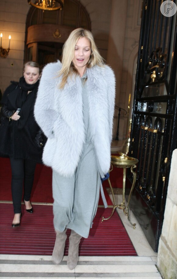 Kate usou um volumoso casaco de pele ao sair do hotel Ritz Paris em janeiro de 2012