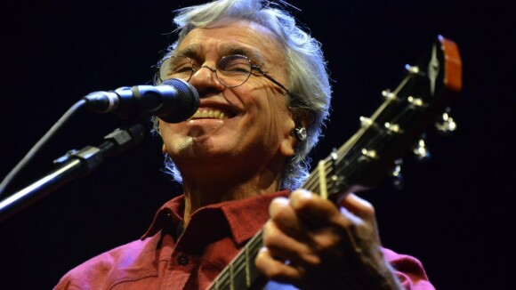Prestes a gravar 'Multishow Ao Vivo Caetano Veloso Abraçaço', cantor faz 71 anos