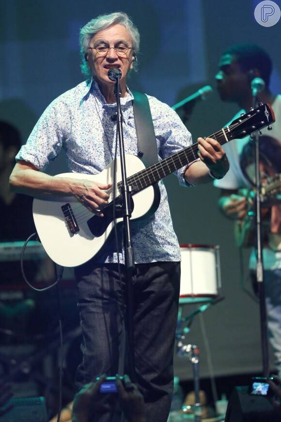 Caetano Veloso foi eleito pela revista 'Rolling Stone' como o 4º maior artista da música brasileira de todos os tempos pelo conjunto da obra e o 8º maior cantor brasileiro de todos os tempos