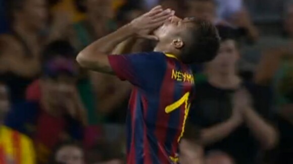 Neymar lança bola na trave em goleada de 8 a 0 do Barcelona contra o Santos