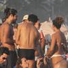 Sheron Menezzes curtiu a praia de Ipanema com amigos e o namorado, Saulo Bernard