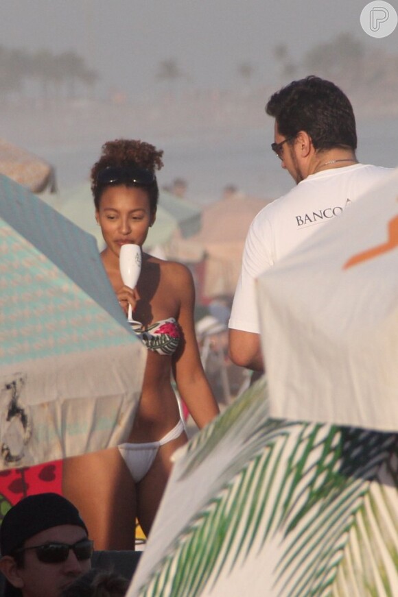 Sheron Menezzes se refrescou do calor tomando champanhe em praia do Rio