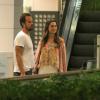 Thaila Ayala e Paulinho Vilhena passeiam por shopping do Rio