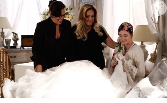 Nicole (Marina Ruy Barbosa) fica encantada com seu vestido de noiva, em cena de 'Amor à Vida'