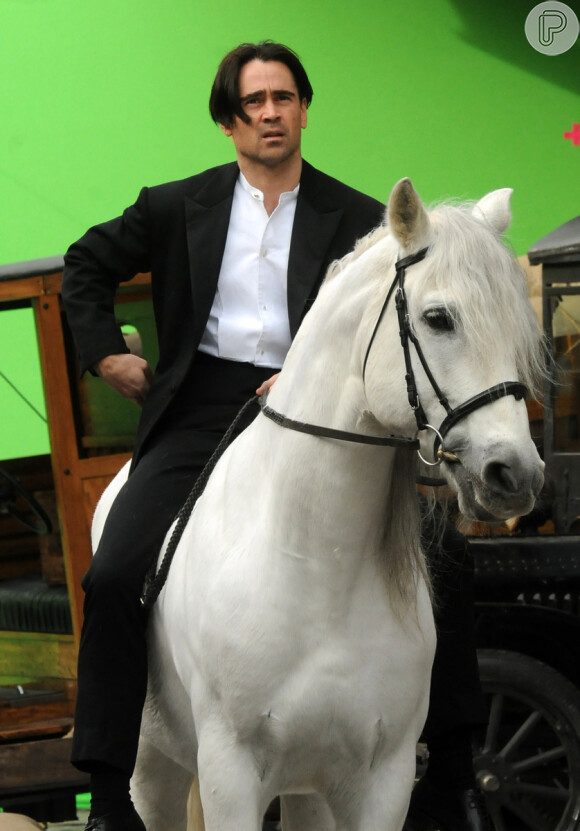 Colin Farrell é flagrado rodando cenas como o ladrão Peter Lake, durante filmagens em 12 de dezembro de 2012
