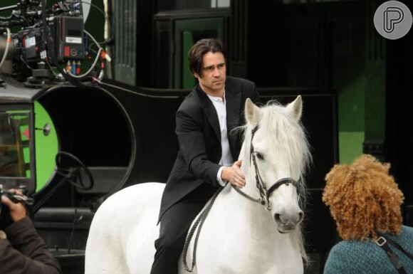 Colin Farrell foi flagrado em um cavalo, durante as filmagens de 'Winter's tale', em Nova York, em 12 de dezembro de 2012
