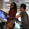 Débora Nascimento e José Loreto aparecem sorridentes no aeroporto Santos Dumont, no Rio (Foto: Leotty Junior)
