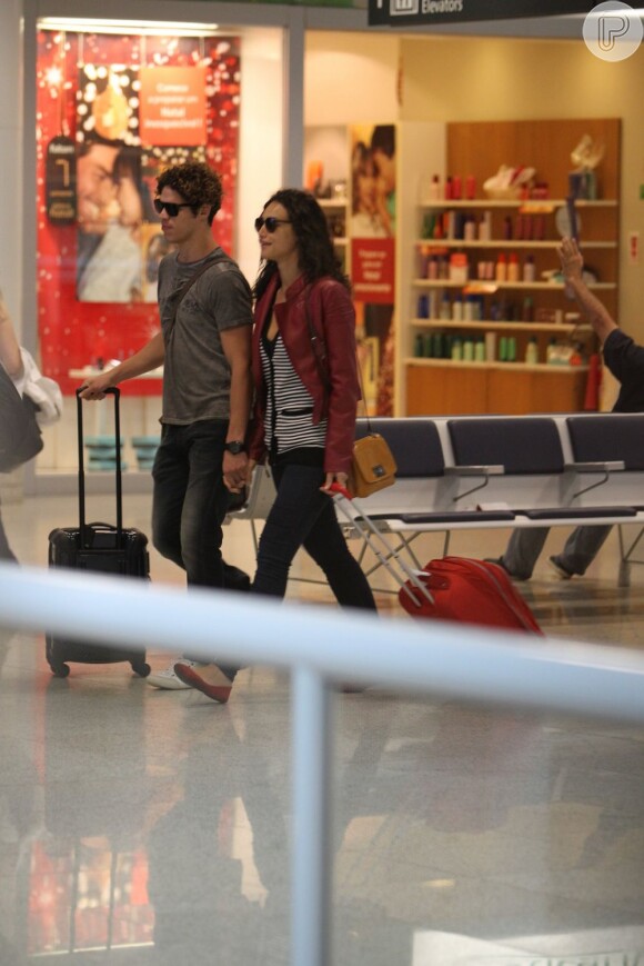 Romance assumido: Débora Nascimento e José Loreto caminham juntos em aeroporto (Foto: Leotty Junior)