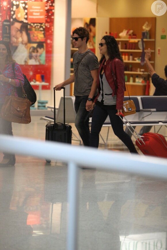 O casal Débora Nascimento e José Loreto no aeroporto (Foto: Leotty Junior)