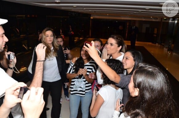 Giovanna Antonelli foi recebida por vários fãs que aguardavam sua chegada ao hotel Tivoli, em São Paulo