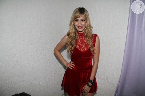 Sophia Abrahão escolhe vestido vermelho para comemorar aniversário do namorado, Micael Borges