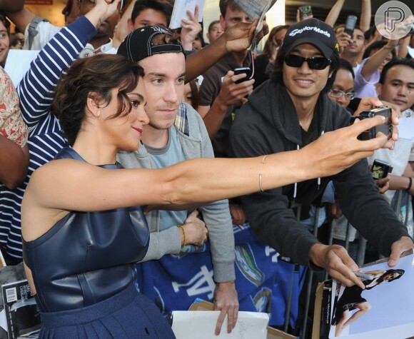 Simpática, Alice Braga deu autógrafos e tirou fotos com os fãs