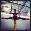 Grazi Massafera faz aula de circo e publica foto no Instagram, em 8 de agosto de 2013