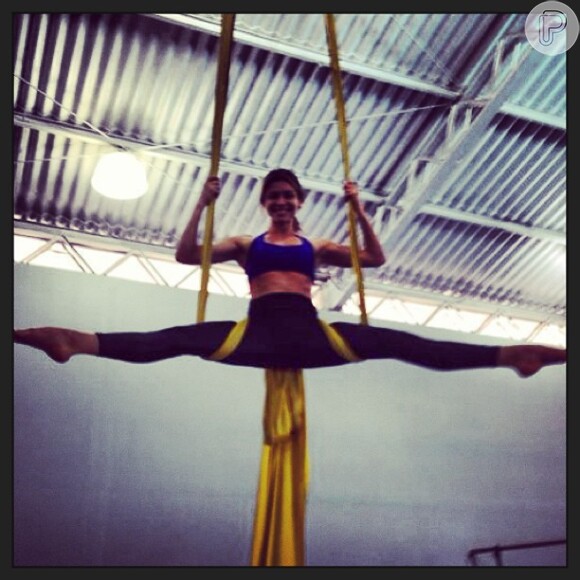 Grazi Massafera faz aula de circo e publica foto no Instagram, em 8 de agosto de 2013