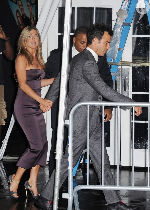 No início do mês, Jennifer Aniston levantou suspeitas de gravidez ao chegar com o noivo, Justin Theroux, em um evento, em Nova York