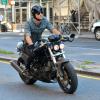 Frequentemente, Justin Theroux é flagrada andando de moto pela ruas de Nova York