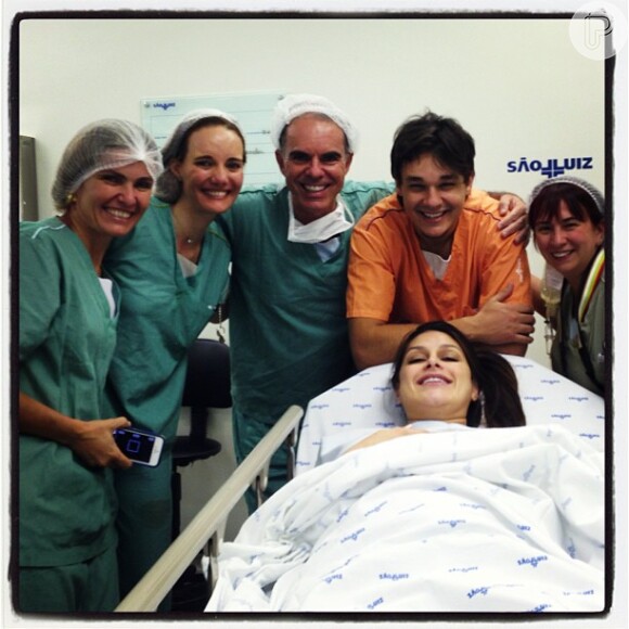 Leandro e Natália Guimarães posam com a equipe médica