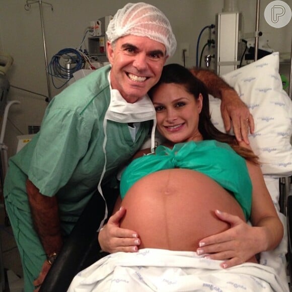 Natália Guimarães posa com o doutor José Bento, responsável pelo parto das gêmeas Maya e Kiara. As meninas são fruto do relacionamento com Leandro, do KLB, e nasceram no dia 8 de agosto de 2013