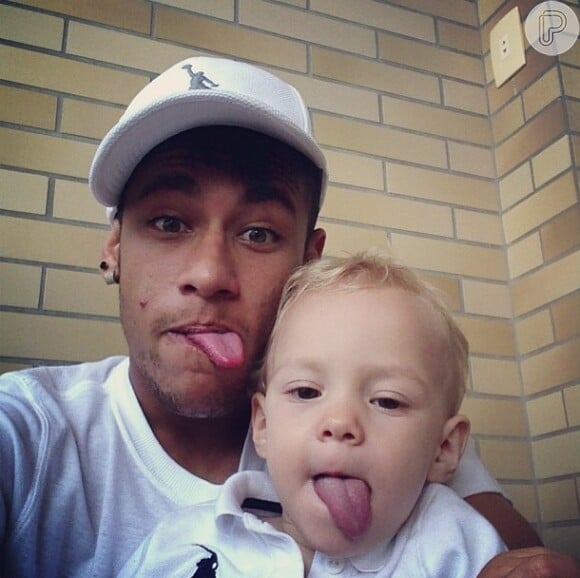 O jogador de 21 anos costuma tirar foto mostrando a língua junto com o filho