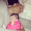 Xuxa postou em seu Instagram uma foto dormindo com a filha