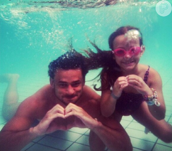 Fred posa com a filha debaixo d'água em um dos momentos livres dos treinos dedicados à menina
