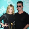 Simon Cowell ao lado de Demi Lovato, sua companheira na bancada do 'The X-Factor'