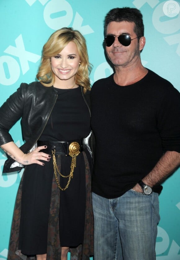 Simon Cowell ao lado de Demi Lovato, sua companheira na bancada do 'The X-Factor'