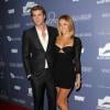 Liam Hemsworth e Miley Cyrus chegando a um jantar beneficente em Los Angeles