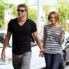 Miley Cyrus e Liam Hermsworth caminhando pelas ruas de Los Angeles, nos Estados Unidos