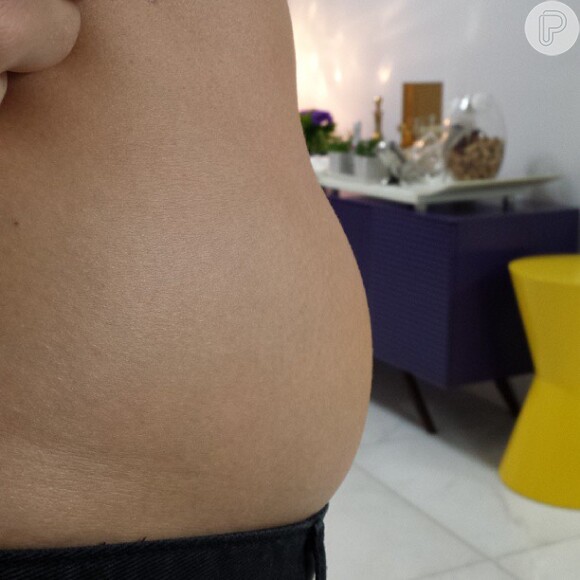 No Instagram, o marido de Ana Hickmann publicou foto da barriga de três meses de gestação da mulher: 'Aqui mora um ursinho...psiu, ele tá dormindo. A barriga da ursa esta crescendo'