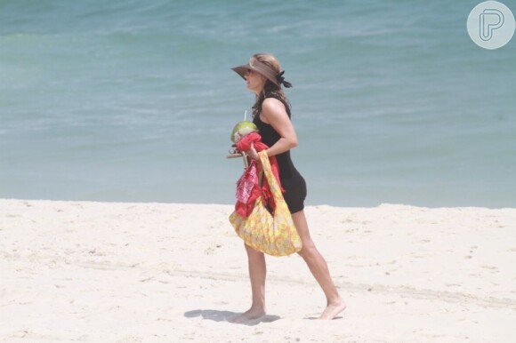 Christine Fernandes deixa a praia usando um vestidinho preto
