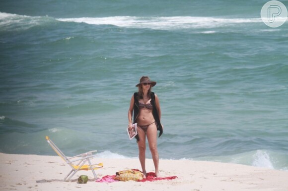 Christine Fernandes mostra corpão na praia