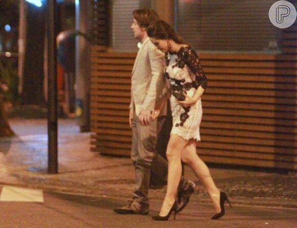 Fernanda Machado deixa restaurante japonês com o namorado americano, Robert Riskin, em 12 de agosto de 2013