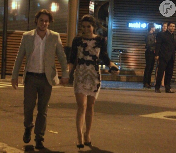 Fernanda Machado e o namorado, Robert Riskin caminham pelas ruas do Leblon 