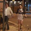Fernanda Machado e o namorado, Robert Riskin, deixam o restaurante de mãos dadas 