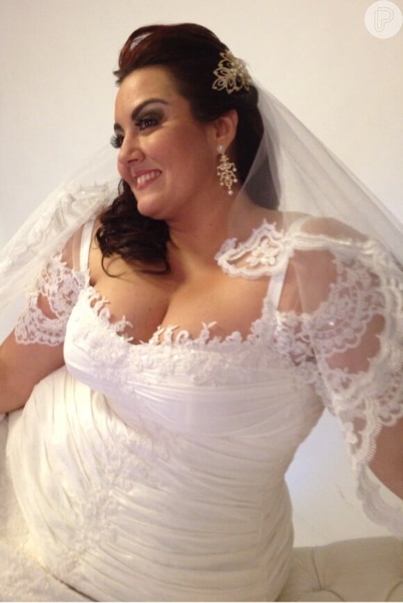 Após o término de 'Aquele Beijo', Renata Celidonio posou para uma revista de vestida de noiva