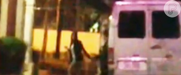 Anitta e Eduardo Sterblitch foram vistos, no dia 4 de agosto de 2013, saindo de uma van após o show da funkeira