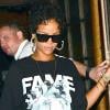 De cabelos curtos e enrolados, Rihanna lançou sua nova coleção para a rede fast fashion River Island