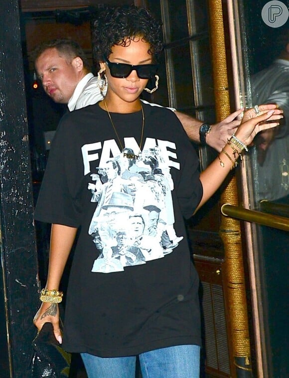 De cabelos curtos e enrolados, Rihanna lançou sua nova coleção para a rede fast fashion River Island