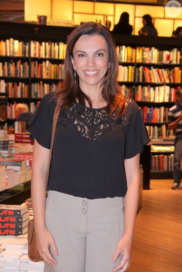 A jornalista Ana Paula Araújo prestigiou o lançamento do livro 'Vidas Provisórias', de Edney Silvestre