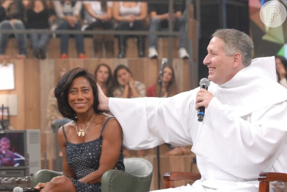 Glória Maria e Padre Marcelo Rossi participaram juntos do programa 'Altas Horas', na TV Globo