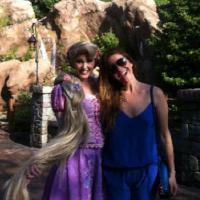 Giovanna Antonelli retorna à infância e se diverte com a Rapunzel, na Disney