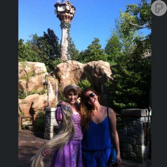 Giovanna Antonelli posa com a personagem da Disney Rapunzel. A atriz curte dias de folga nos Estados Unidos. A imagem foi publicada em 14 de agosto de 2013
