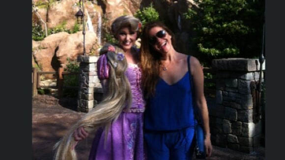 Giovanna Antonelli retorna à infância e se diverte com a Rapunzel, na Disney