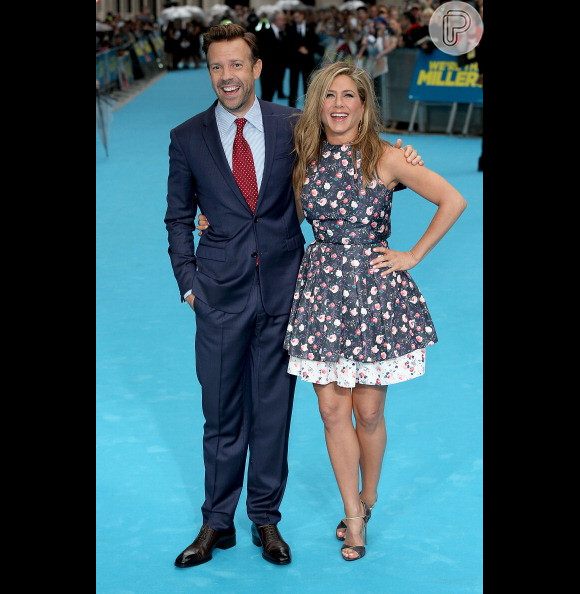 Jennifer Aniston participou da première do filme 'Família do Bagulho' ('We're The Millers') ao lado de seu parceiro de cena Jason Sudeikis