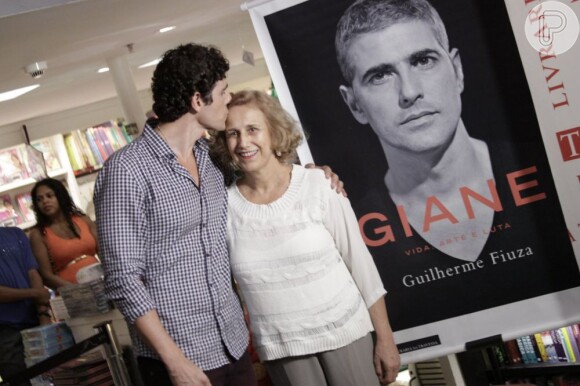 Reynaldo Gianecchini beija a mãe, Heloísa, em lançamento de biografia