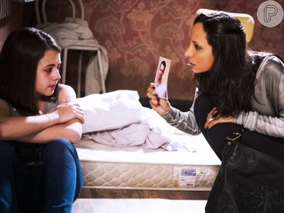 Com uma foto de Bruno na mão, Alejandra (Maria Maya) ameaça matá-lo caso Paulinha (Klara Castanho) tente fugir, em 'Amor à Vida'